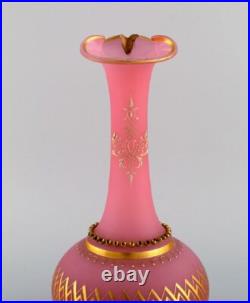 Grand vase en verre d'art rose soufflé à la bouche décoré d'une feuille d'or