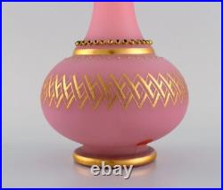 Grand vase en verre d'art rose soufflé à la bouche décoré d'une feuille d'or