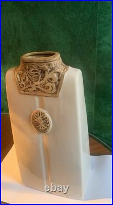 Grand vase sculptural en Céramique /grès signé décor antique et drapé stylisé