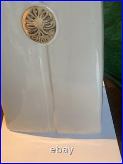 Grand vase sculptural en Céramique /grès signé décor antique et drapé stylisé