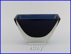 Harry Moilanen (1931-1991), Nuutajärvi Notsjö. Vase en verre bleu foncé et tr