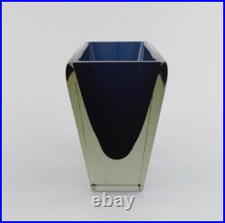 Harry Moilanen (1931-1991), Nuutajärvi Notsjö. Vase en verre bleu foncé et tr