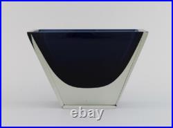 Harry Moilanen (1931-1991), Nuutajärvi Notsjö. Vase en verre bleu foncé et tr