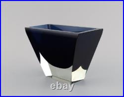 Harry Moilanen (1931-1991), Nuutajärvi Notsjö. Vase en verre bleu foncé et tr