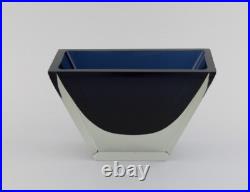 Harry Moilanen (1931-1991), Nuutajärvi Notsjö. Vase en verre bleu foncé et tr