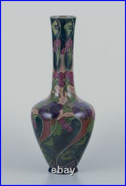Hollande-Méridionale, Gouda. Vase Art Nouveau unique en céramique émaillée Hollande-Méridionale, Gouda. Vase Art Nouveau unique en céramique émaillée