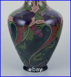 Hollande-Méridionale, Gouda. Vase Art Nouveau unique en céramique émaillée Hollande-Méridionale, Gouda. Vase Art Nouveau unique en céramique émaillée