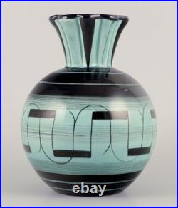 Ilse Claesson pour Rörstrand. Grand vase Art Déco en faïence. Approx. 1940