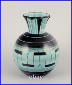 Ilse Claesson pour Rörstrand. Grand vase Art Déco en faïence. Approx. 1940