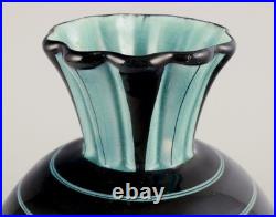 Ilse Claesson pour Rörstrand. Grand vase Art Déco en faïence. Approx. 1940