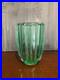 JOLI-VASE-EN-VERRE-MOULE-COTELE-VERT-OURALINE-signe-D-AVESN-01-qsrd