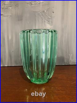 JOLI VASE EN VERRE MOULÉ COTELÉ, VERT, OURALINE signé D'AVESN