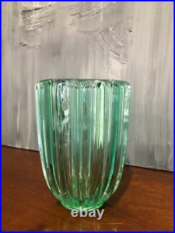 JOLI VASE EN VERRE MOULÉ COTELÉ, VERT, OURALINE signé D'AVESN