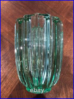 JOLI VASE EN VERRE MOULÉ COTELÉ, VERT, OURALINE signé D'AVESN