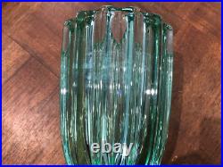 JOLI VASE EN VERRE MOULÉ COTELÉ, VERT, OURALINE signé D'AVESN