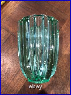 JOLI VASE EN VERRE MOULÉ COTELÉ, VERT, OURALINE signé D'AVESN