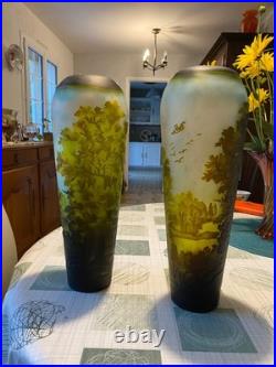 Joli paire de vase signe galle en pate de verre tres beau execute dans les annee