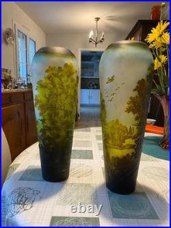 Joli paire de vase signe galle en pate de verre tres beau execute dans les annee
