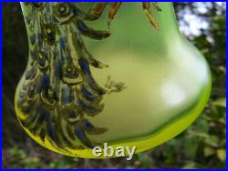 Joli vase à col trilobé en verre ouraline émaillé à décor d'un paon signé Legras