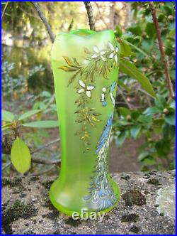 Joli vase à col trilobé en verre ouraline émaillé à décor d'un paon signé Legras