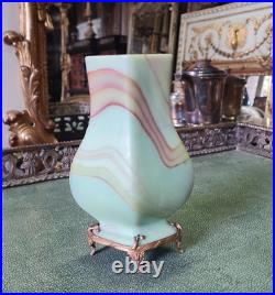 Joli vase ancien en cristal coloré signé SEVRES, monture laiton