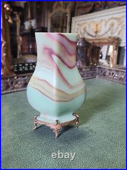 Joli vase ancien en cristal coloré signé SEVRES, monture laiton