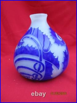 Joli vase signé DEGUE motifs géométriques