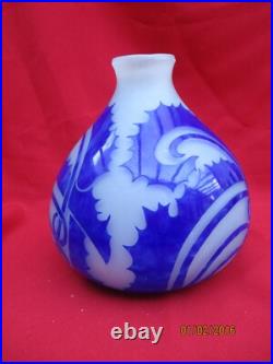 Joli vase signé DEGUE motifs géométriques