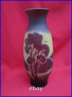 Joli vase signé LA ROCHERE Décor paysage dégagé à l'acide