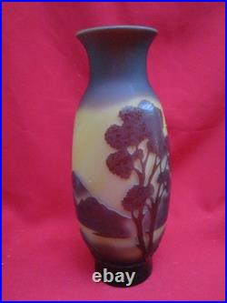 Joli vase signé LA ROCHERE Décor paysage dégagé à l'acide