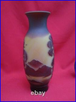 Joli vase signé LA ROCHERE Décor paysage dégagé à l'acide Joli vase signé LA ROCHERE Décor paysage dégagé à l'acide