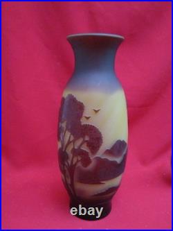 Joli vase signé LA ROCHERE Décor paysage dégagé à l'acide