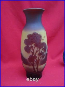Joli vase signé LA ROCHERE Décor paysage dégagé à l'acide Joli vase signé LA ROCHERE Décor paysage dégagé à l'acide