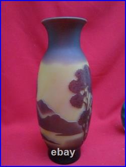 Joli vase signé LA ROCHERE Décor paysage dégagé à l'acide