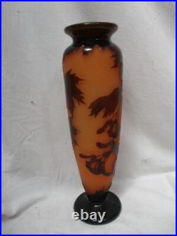 LA ROCHERE Vase à décor de végétaux et d'oiseaux dégagés à l'acide