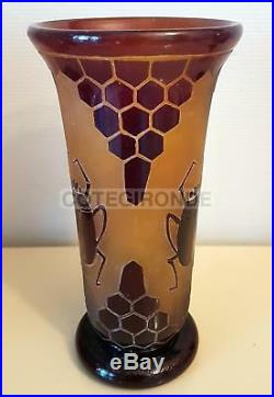 LE VERRE FRANCAIS Vase Scarabées en verre à décor gravé en camée hauteur 24 cm