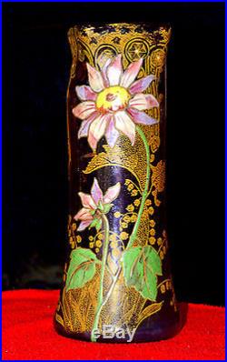 LEGRAS Saint-Denis. Vase modèle Belfort en verre teinté et émaillé, au dahlia