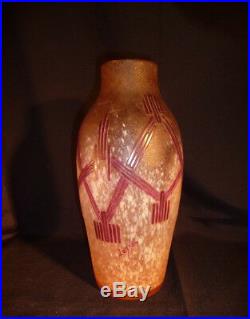 LEGRAS Vase oblong pate de verre Décor géométrique violet fond rose marbré blanc