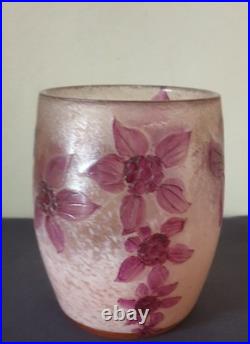 LEGRAS, très joli vase en verre givré, décor floral dégagé à l'acide