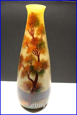 LEUNE SUPERBE TRES GRAND VASE Décor émaillé paysage lacustre HAUTEUR 51 cm