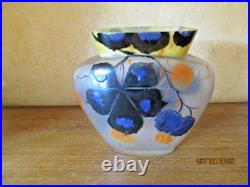 LEUNE Vase à panse aplatie en verre à décor de fleurs émaillées signé