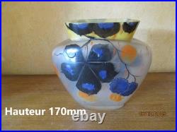 LEUNE Vase à panse aplatie en verre à décor de fleurs émaillées signé