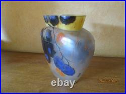 LEUNE Vase à panse aplatie en verre à décor de fleurs émaillées signé