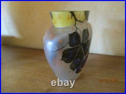 LEUNE Vase à panse aplatie en verre à décor de fleurs émaillées signé