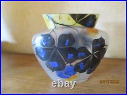 LEUNE Vase à panse aplatie en verre à décor de fleurs émaillées signé