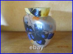 LEUNE Vase à panse aplatie en verre à décor de fleurs émaillées signé