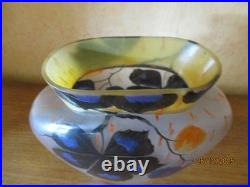 LEUNE Vase à panse aplatie en verre à décor de fleurs émaillées signé