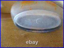 LEUNE Vase à panse aplatie en verre à décor de fleurs émaillées signé