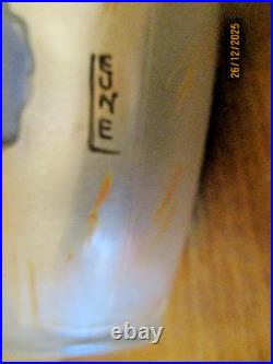 LEUNE Vase à panse aplatie en verre à décor de fleurs émaillées signé