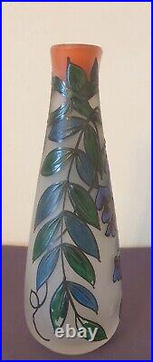 LEUNE, joli vase en verre moulé pressé à décor floral